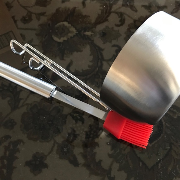 A barbecue sauce dispenser - Picture 4 of 4